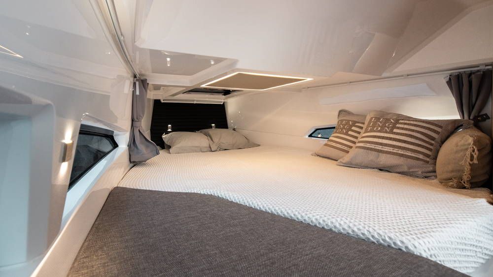 Gran Coupe 905 cabin bed