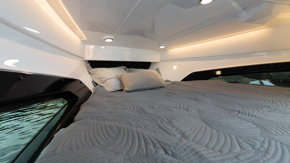 Nordkapp Noblesse 660 cabin bed with windows