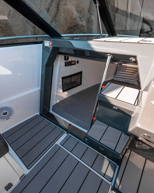 Nordkapp Noblesse 605 cabin opening