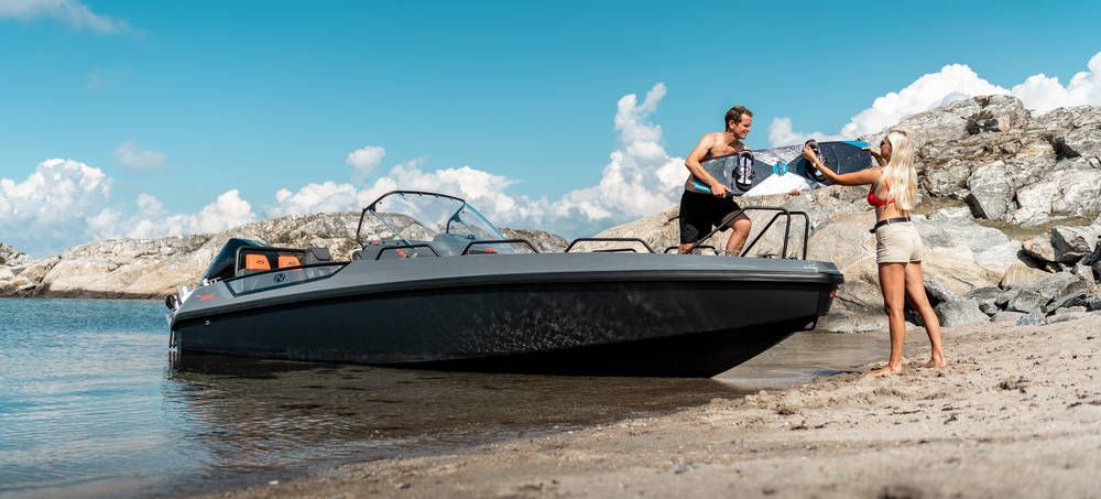 Nordkapp RS 705E beached on beach with couple