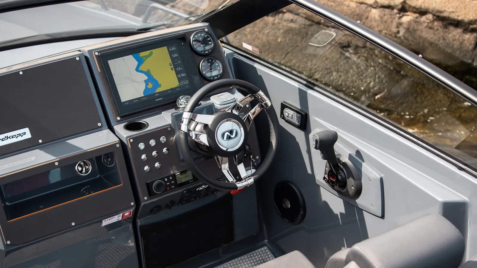 Nordkapp RS 705A console and steering wheel