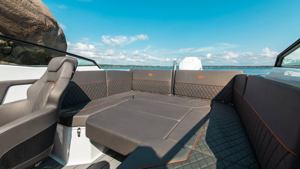 Nordkapp Noblesse 660 stern lounge seats