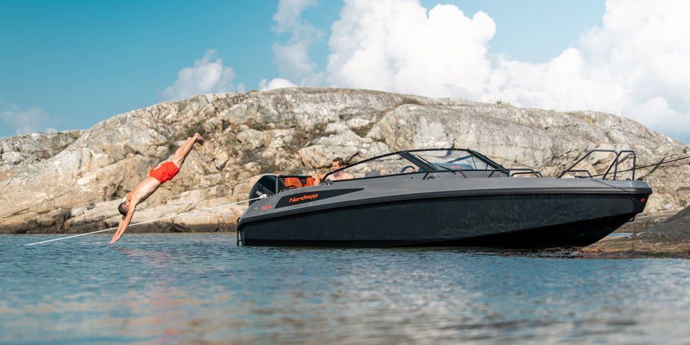 Nordkapp RS 705A moored next to rocks starboard side