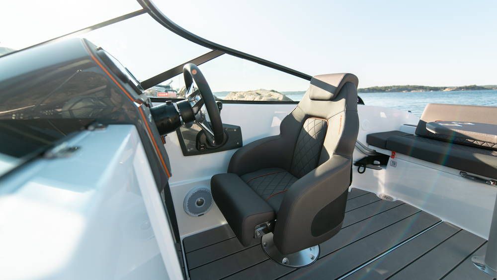 Nordkapp Avant 605 Boat steering seat and console