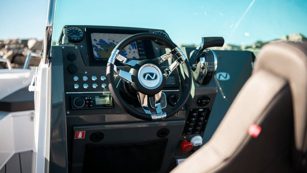 Nordkapp Enduro 705 steering wheel and console