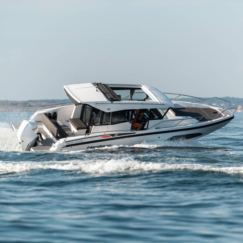 Gran Coupe 905 driving on water