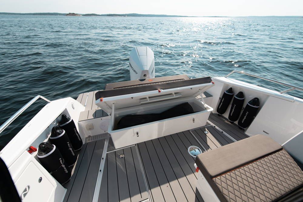 Gran Coupe 905 stern with storage box padded seat