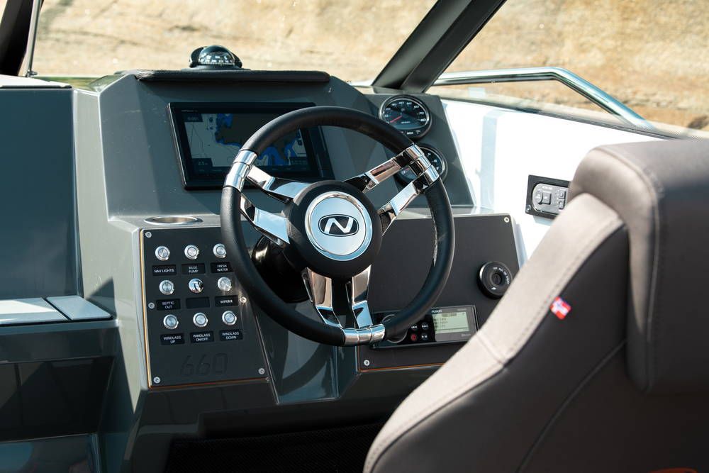 Nordkapp Noblesse 660 Boat steering seat and console