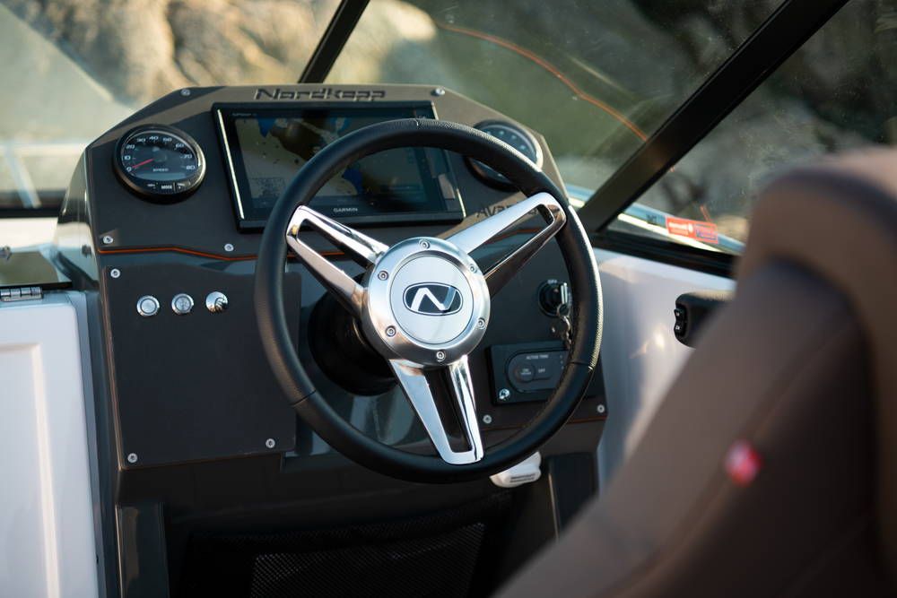 Nordkapp Avant 605 Boat steering wheel and console