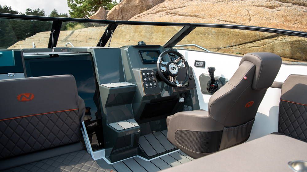 Nordkapp Noblesse 660 steering console and seats