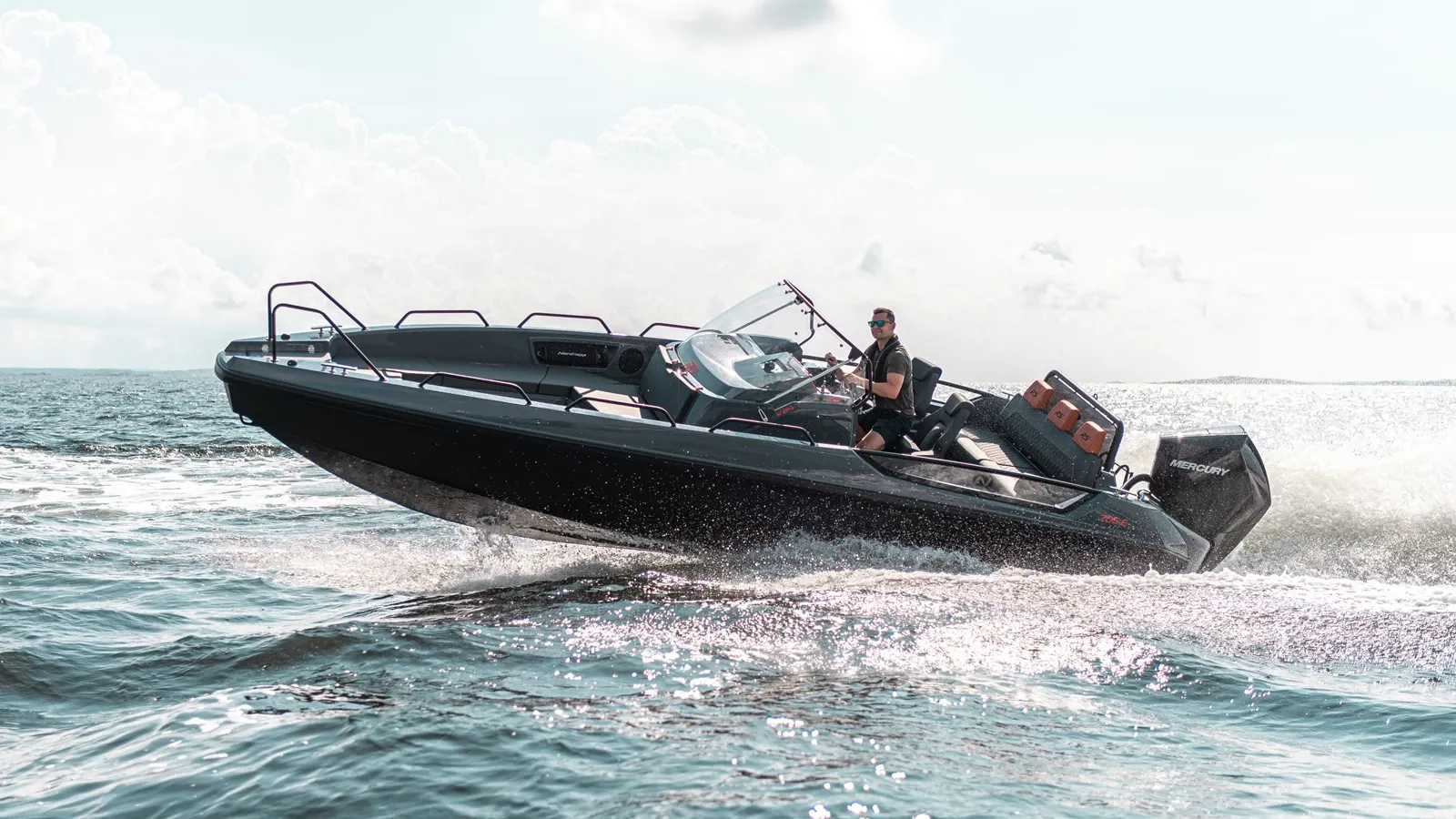 Nordkapp RS 705E driving fast on water