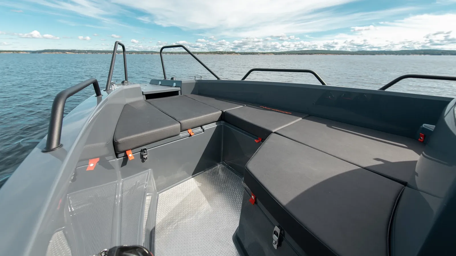 Nordkapp RS 705A front lounger seats at the bow